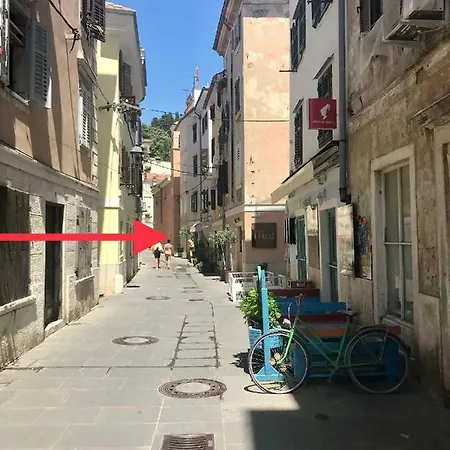 Relaxing In 100m2 פיראן